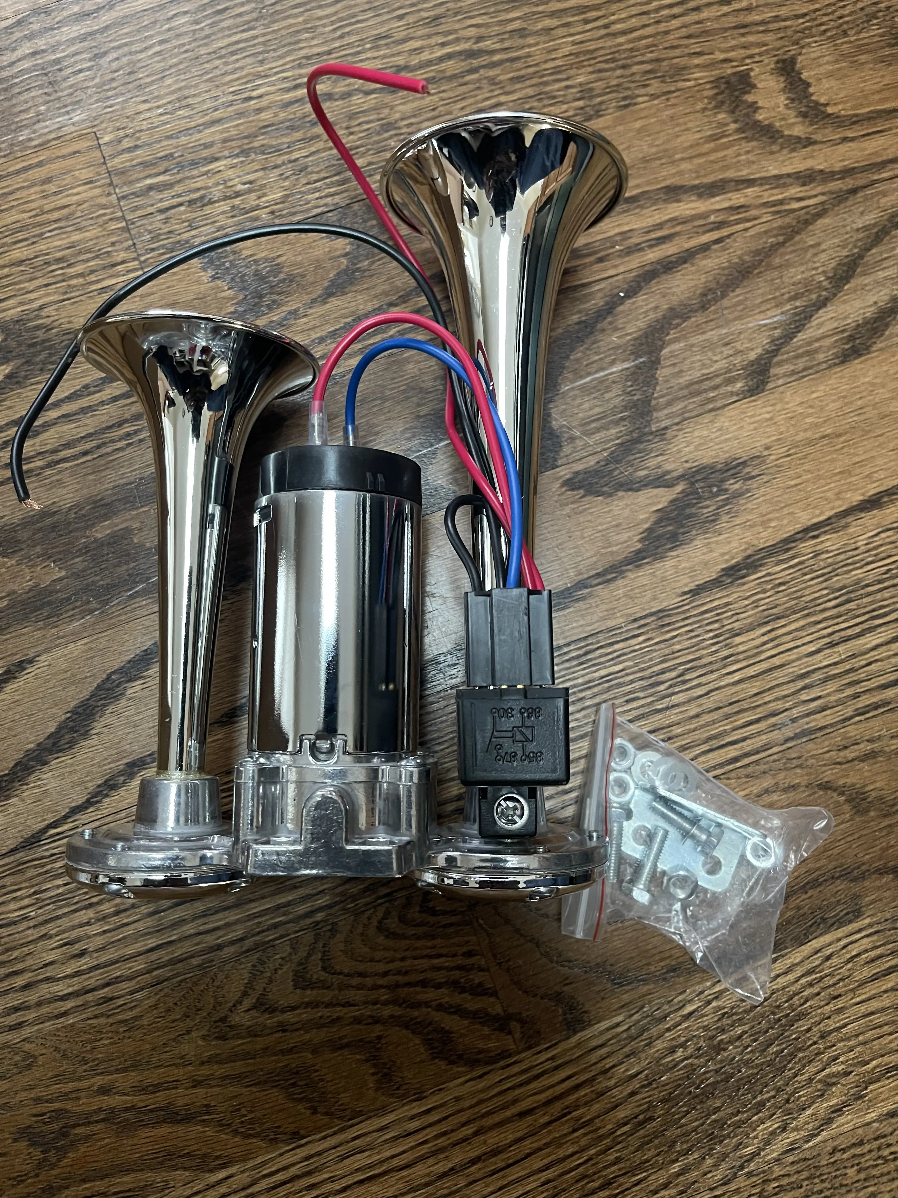 Powerful and loud double trumpet air horn, comes with compressor attached. Easy installation. Brand New