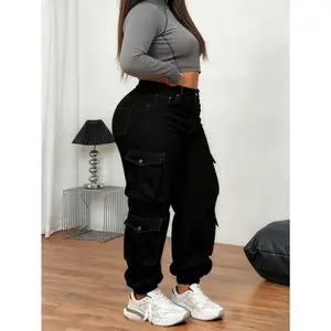 Plus-size women's stretch tapered cargo jeans. Slim fit with flap pockets and slanted front pockets. Versatile casual style in classic vintage black wash. Machine washable, suitable for year-round wear. Simple yet elegant design perfect for work and leisu