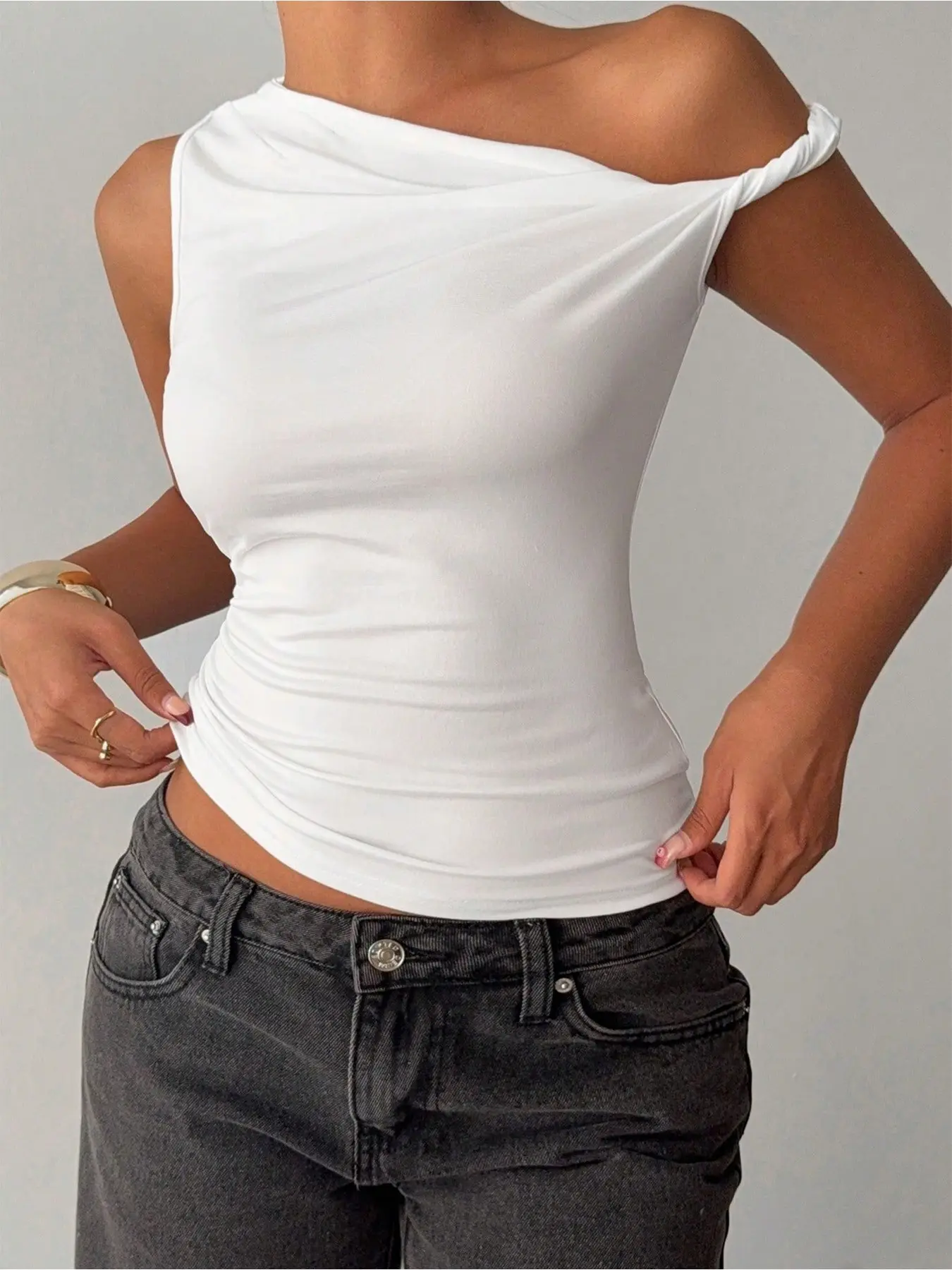 Ladies’ summer solid-colored strap top with asymmetrical pleated neckline and sleeveless design, Casual Fitted Sleeveless Tops, Comfortable, breathable, Lightweight, For everyday wear, suitable for schools, social gatherings, shopping, Womenswear