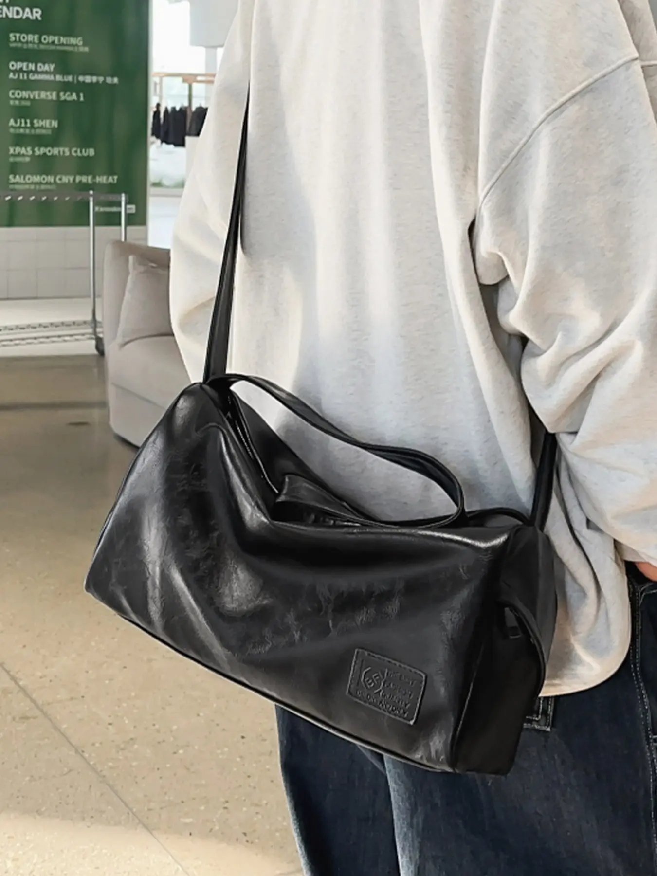 1pc Men's single shoulder tote bag, solid color crossbody bag, Casual crossbody bags, Minimalist shoulder bag, Everyday crossbody bag, One Shoulder Bag, zipper closure, fashionable and versatile, suitable for daily gatherings, shopping, short trips