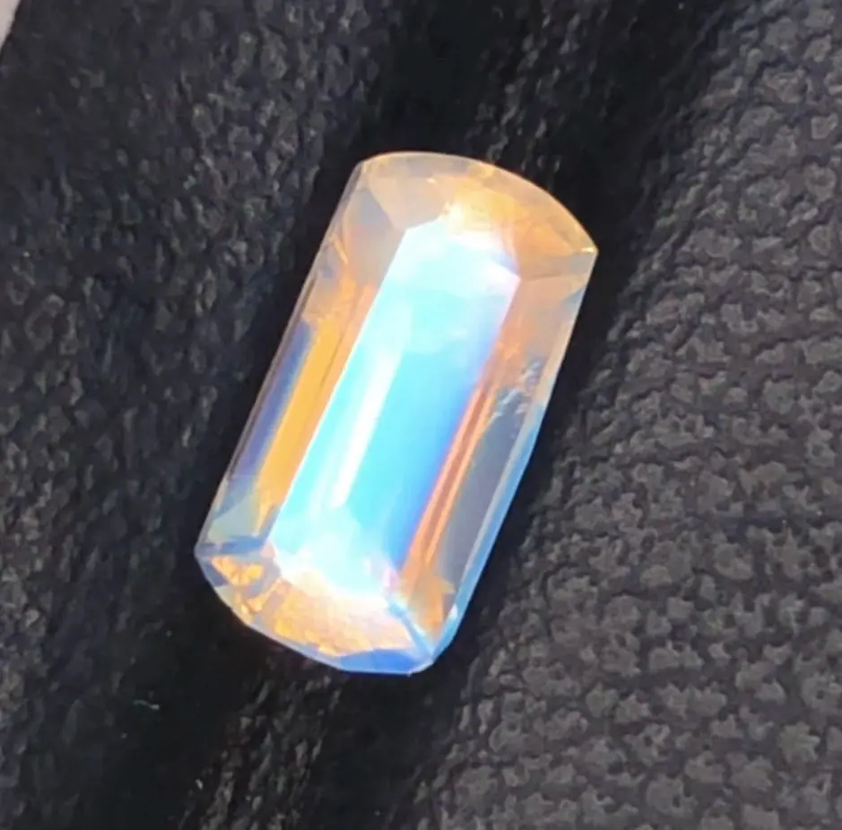 0.99ct Natural Rainbow Moonstone - Vivid Blue Flash - Top Quality Eye-Clean Gem (WAV81)