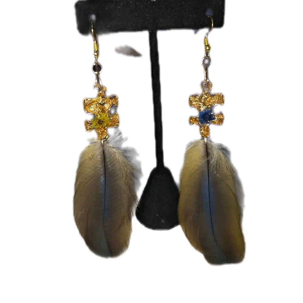Puzzly dazzled feather earings