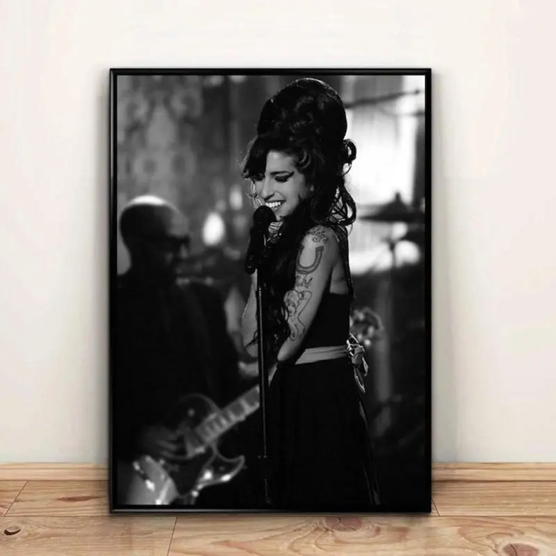 amy winehouse black and white dress Amy Winehouse - Hyde Park (2008)