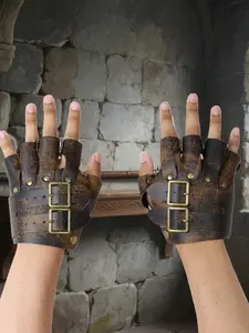 1set Medieval Viking PU Leather Distressed Style Fingerless Gloves Viking Knight Mecha Gloves Wristguards Cosplay Accessories Costume Props