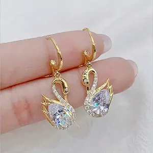 Long dangle earrings with swan-shaped gemstones – An elegant and striking piece of jewelry suitable for both everyday wear and parties.