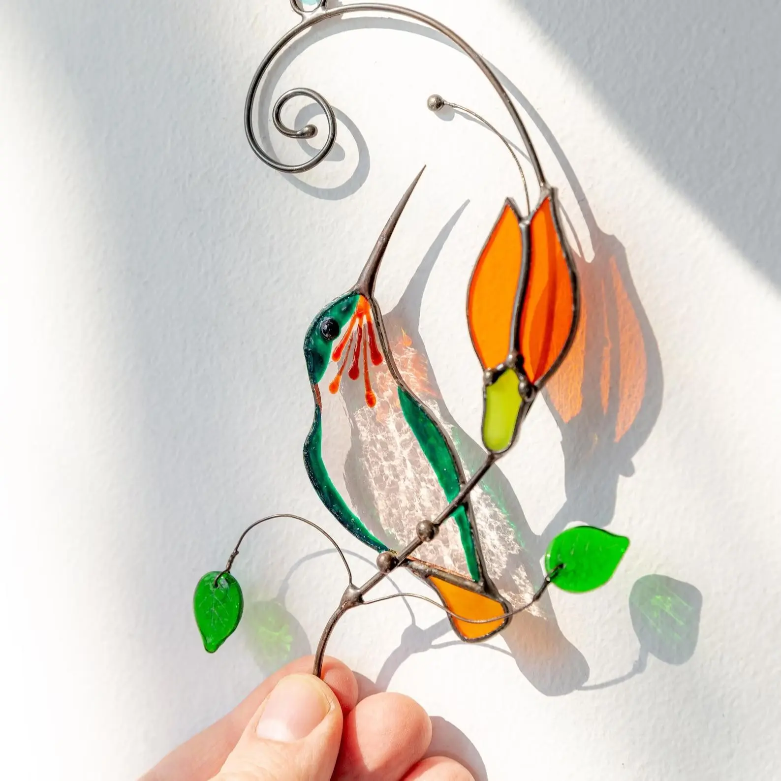 Crystal Glass Hummingbird Color Light Catcher, Warm House Gift New Home Gift, Window Hanging Decoration for Enchanted Garden Decorative Artwork, Living Room Decor, Aesthetic Design, Home Ornaments