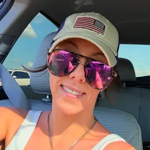 DAX EYEWEAR Briggs Sunglasses - Classic Shades Polarized Sunglasses Frames for Trendy Casual Wear - Hair-Friendly & Tangle-Free Design for Women - UV400 Protection