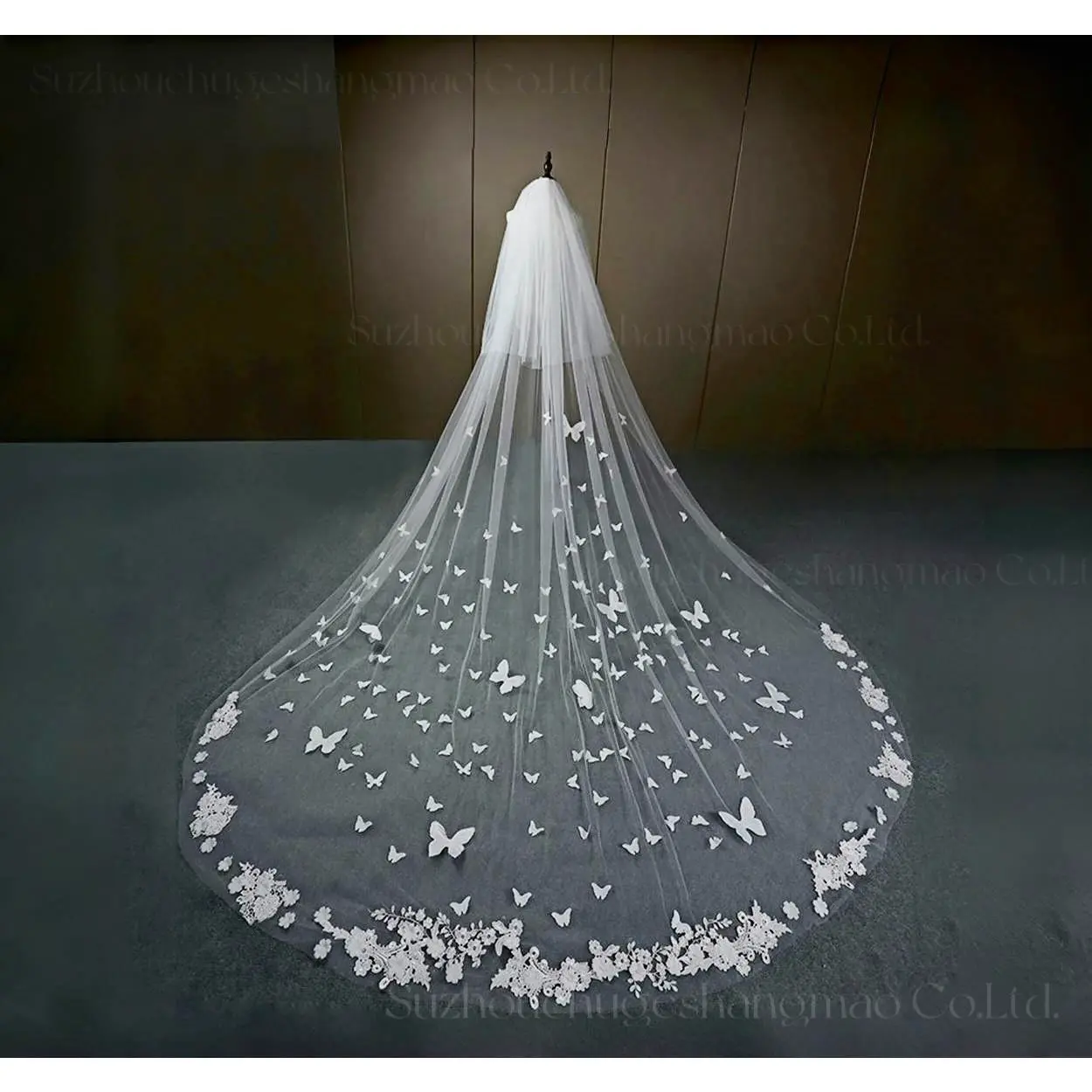 Long Lace Edge 3D Butterfly Floral Appliques Face-Covered Cathedral Bridal Veil With Comb velo de novi