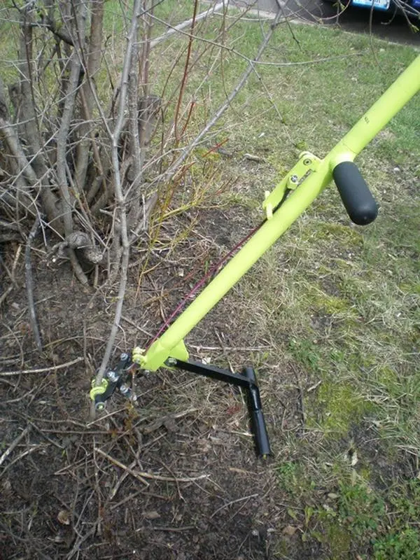 Brush Grubber BG-02 Steel-Handled Brush Removal Tool - Spring Operated, 10 No-Slip Grip Teeth, 10" Lift Stand, 15 lbs Capacity, 360-Degree Rotation, 360-Degree Rotating Grip Pads, Pulls 1.5" Diameter Trees, 7"H x 1.25"W x 53"L Garden & Hardware Tool