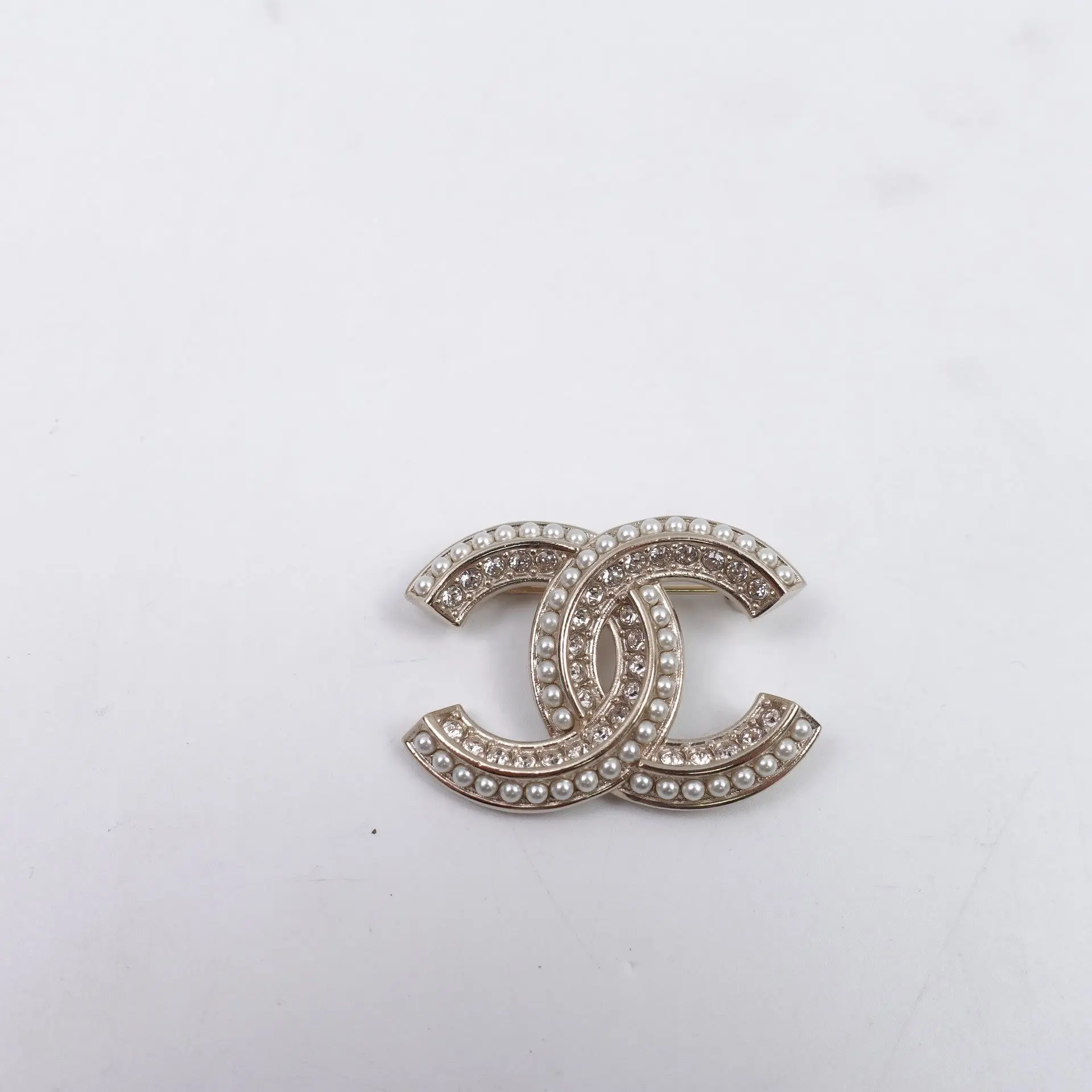 Pre-owned CHANEL Champagne Gold Tone Crystal CC Brooch T10424927