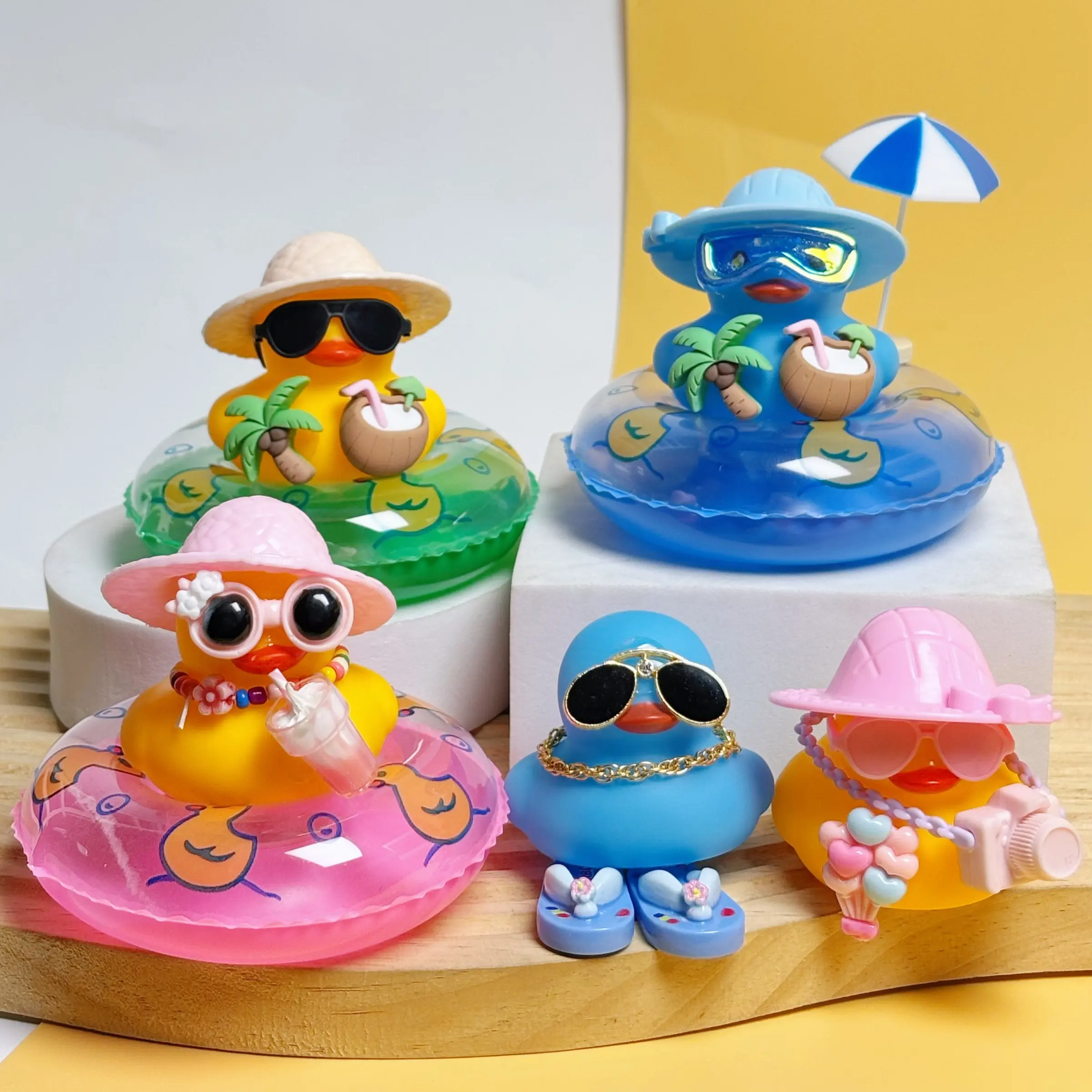 31-Piece Random Duck Accessory Set, Includes Hats, Glasses, Swim Rings, Necklaces, Cute Party Decorations for Summer Pool Parties, Party Favors Assortment, Party Favor Packs, Party Gifts, Party Bag Fillers, Goodies Set