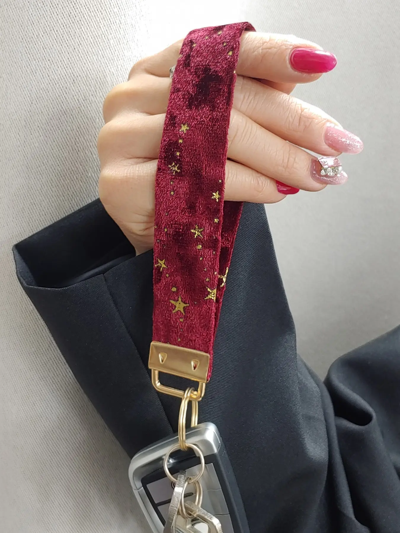 Zinc Alloy Keychain Cord with Vintage Faux Leather, Embroidered Pattern for Iphone16/17 Pro Max, Stylish Women's Key Ring and Wrist Strap, Keychain Wristlet