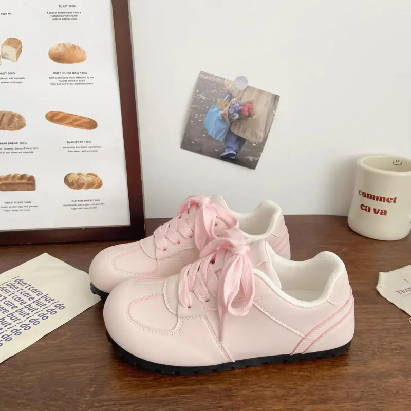 Very popular pastel-colored sneakers with cute design and easy to wear。