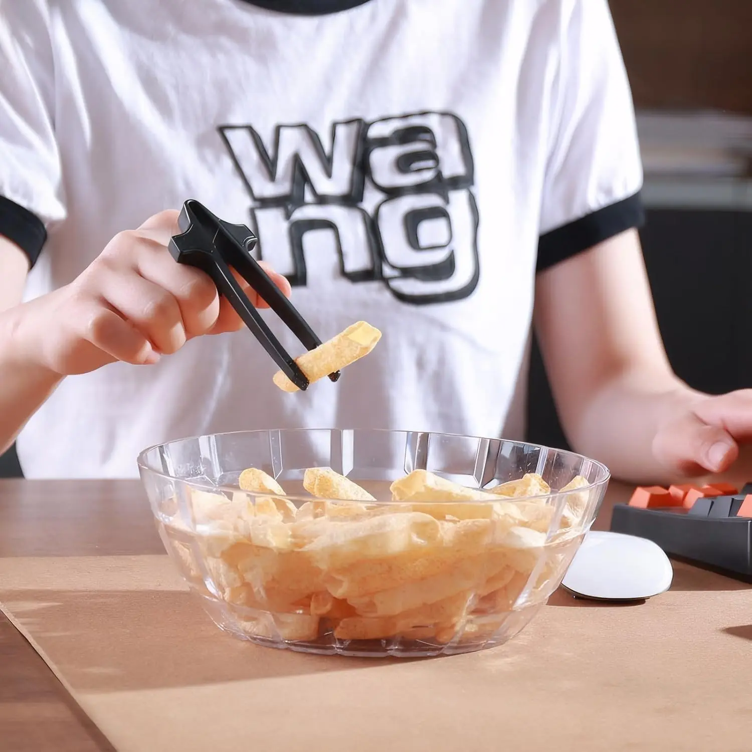 2 Pcs Finger Chopsticks for Gamers, Snack Grabber Clamps, U-Shaped Stand, Reusable Plastic Forks, Dishwasher Safe, Party Supplies, Tableware, Cutlery