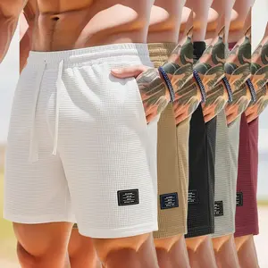 In spring, we’re featuring men’s shorts with letter appliqué patches and a drawstring waist—form-fitting with no restrictive feel. Thoughtful, practical pocket design makes storing small items on the go more convenient. Classic regular fit that suits vari
