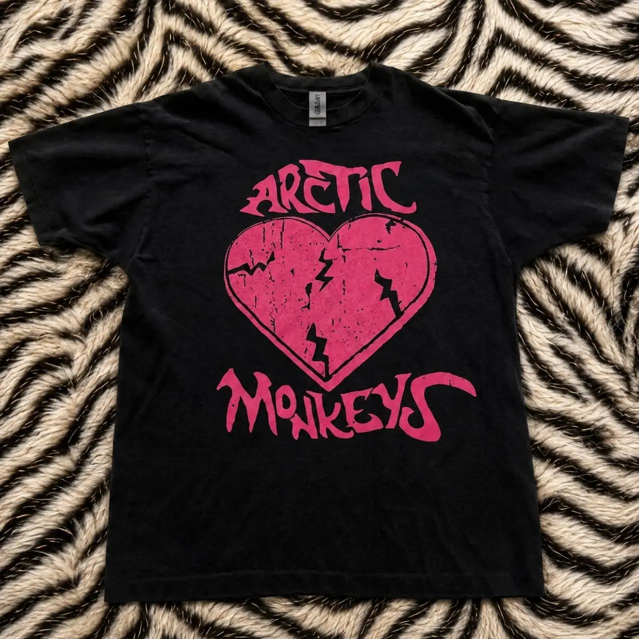 Arctic Monkeys black cotton t-shirt with pink broken heart graphic