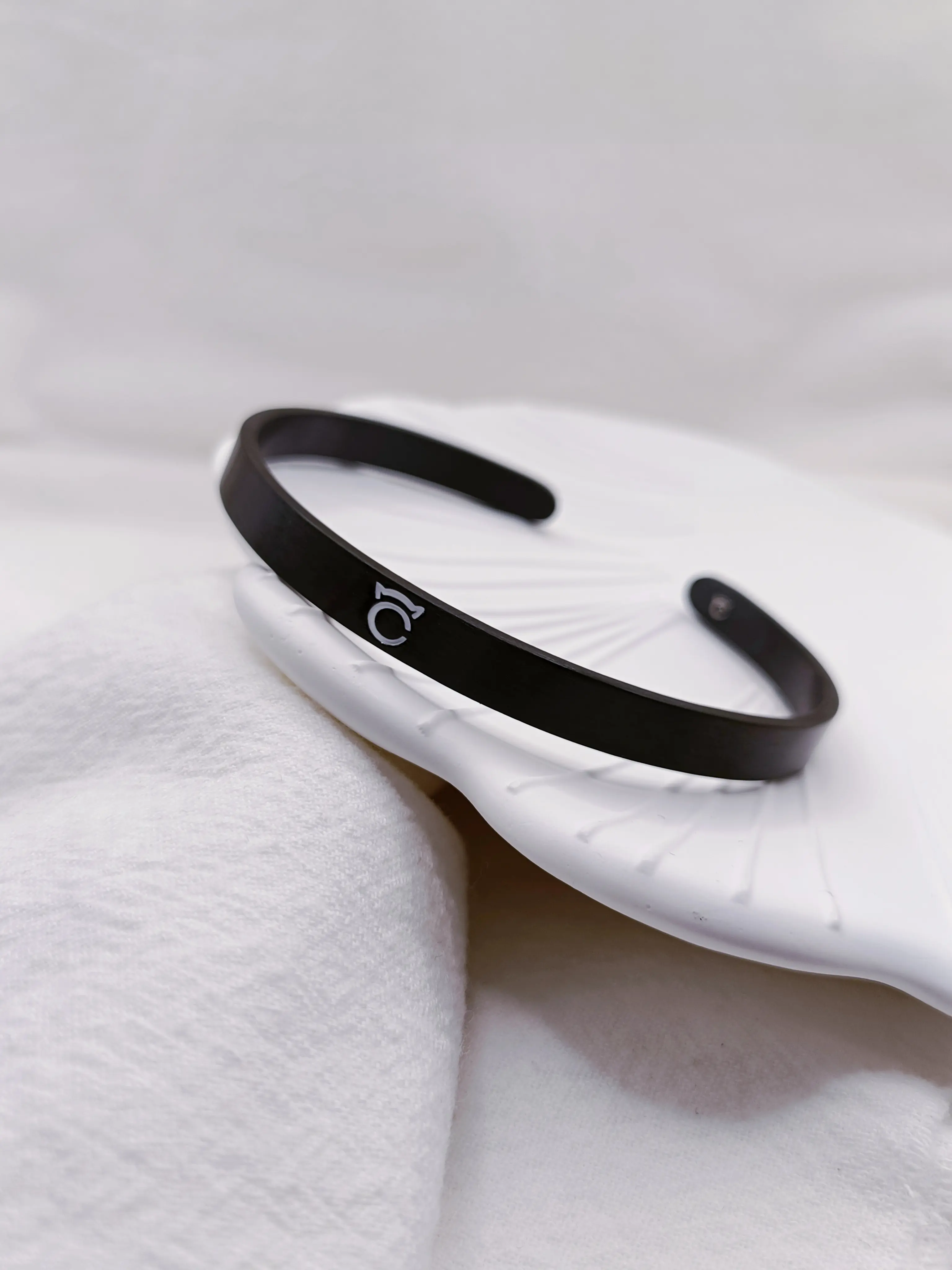 Black Stylish Medical Grade Titanium Hypoallergenic Cat Inspired Friendship Bracelet Bangle