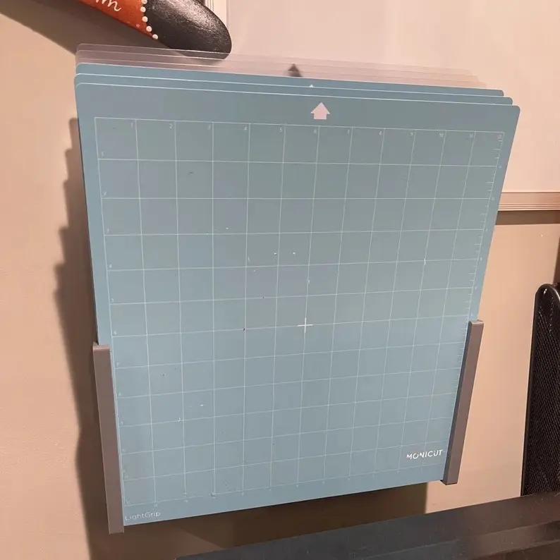 Cricut cutting mat holder. Easy simple storage! Holds 6 cutting mats.
