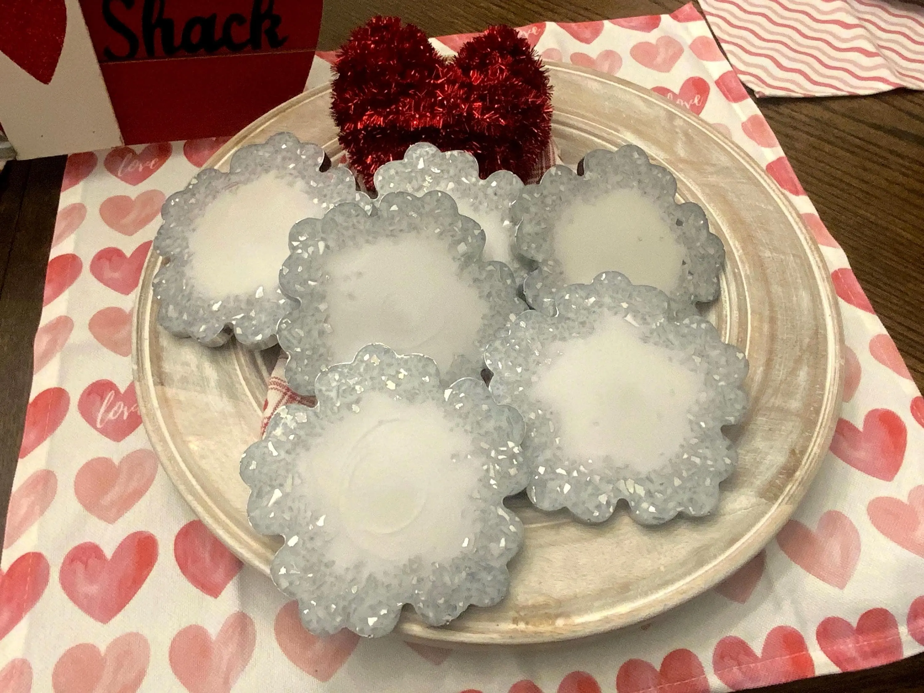 6-Piece Round Indoor Glittery Resin Placemats & Coasters, Durable White Shimmer Glass Glitter Rock Tableware, Ideal Hostess Gift for Kitchen Use, 6 Pieces