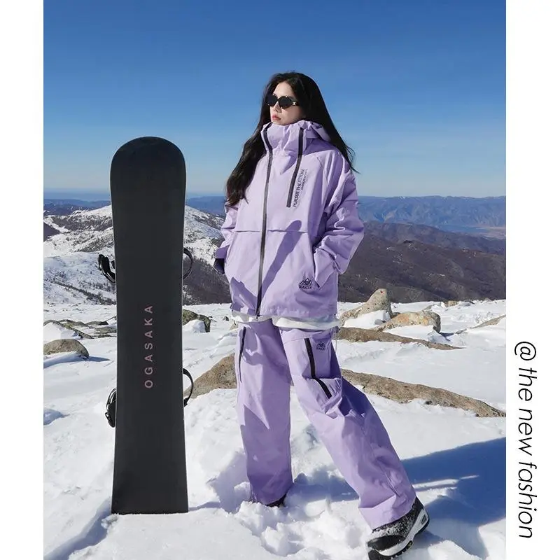 The new purple ski suit is bright, thickened and warm, and the same casual outdoor mountaineering suit for men and women is waterproof Snowsuit Coat Coat Fit Coat Fit