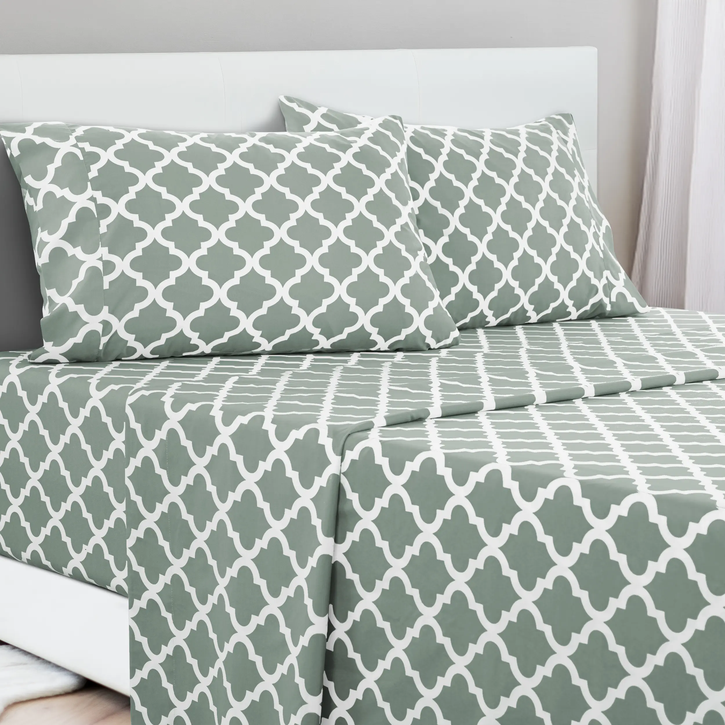 Quatrefoil Grey/White