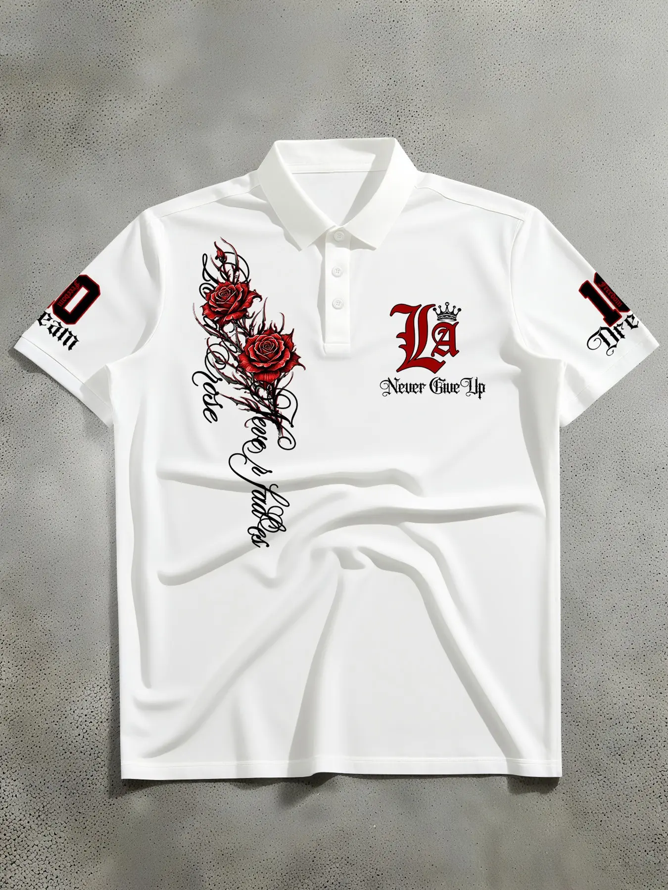 Men’s American Retro Gothic Street Style Polo Shirt, Short-Sleeve Polo Top. “LA Never Give Up” slogan with red rose print on a black polo shirt. Gothic street style casual top, suitable for everyday commuting and casual wear.