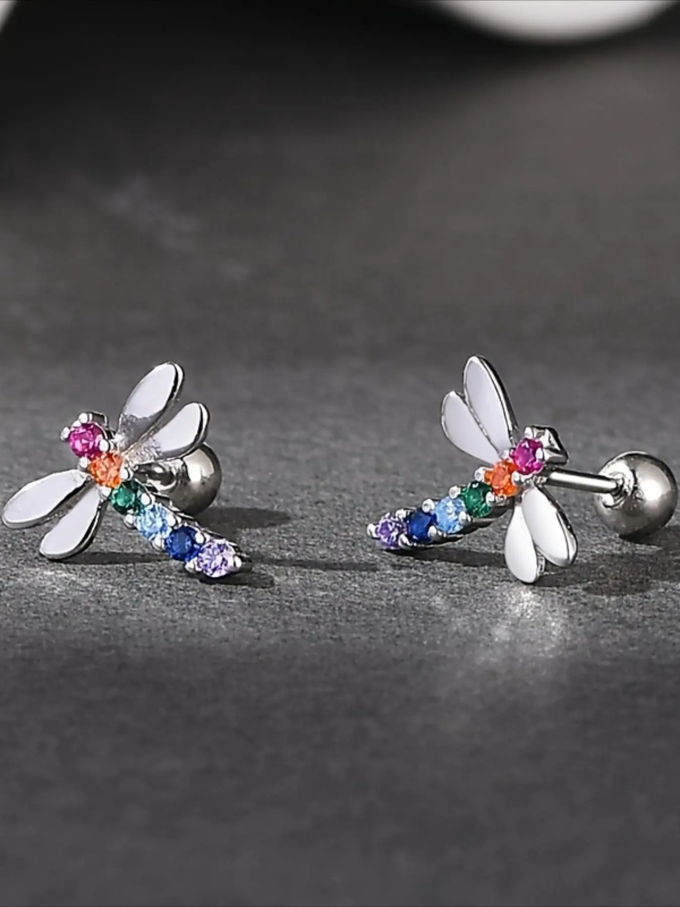 Dragonfly Inlaid with Colorful Synthetic Zircon, Simple and Versatile Women's Studs Earrings, Sparkling Ear Jewelry, Are The Ideal Gift for Friends. Suitable for Daily Commuting, Parties, Banquets