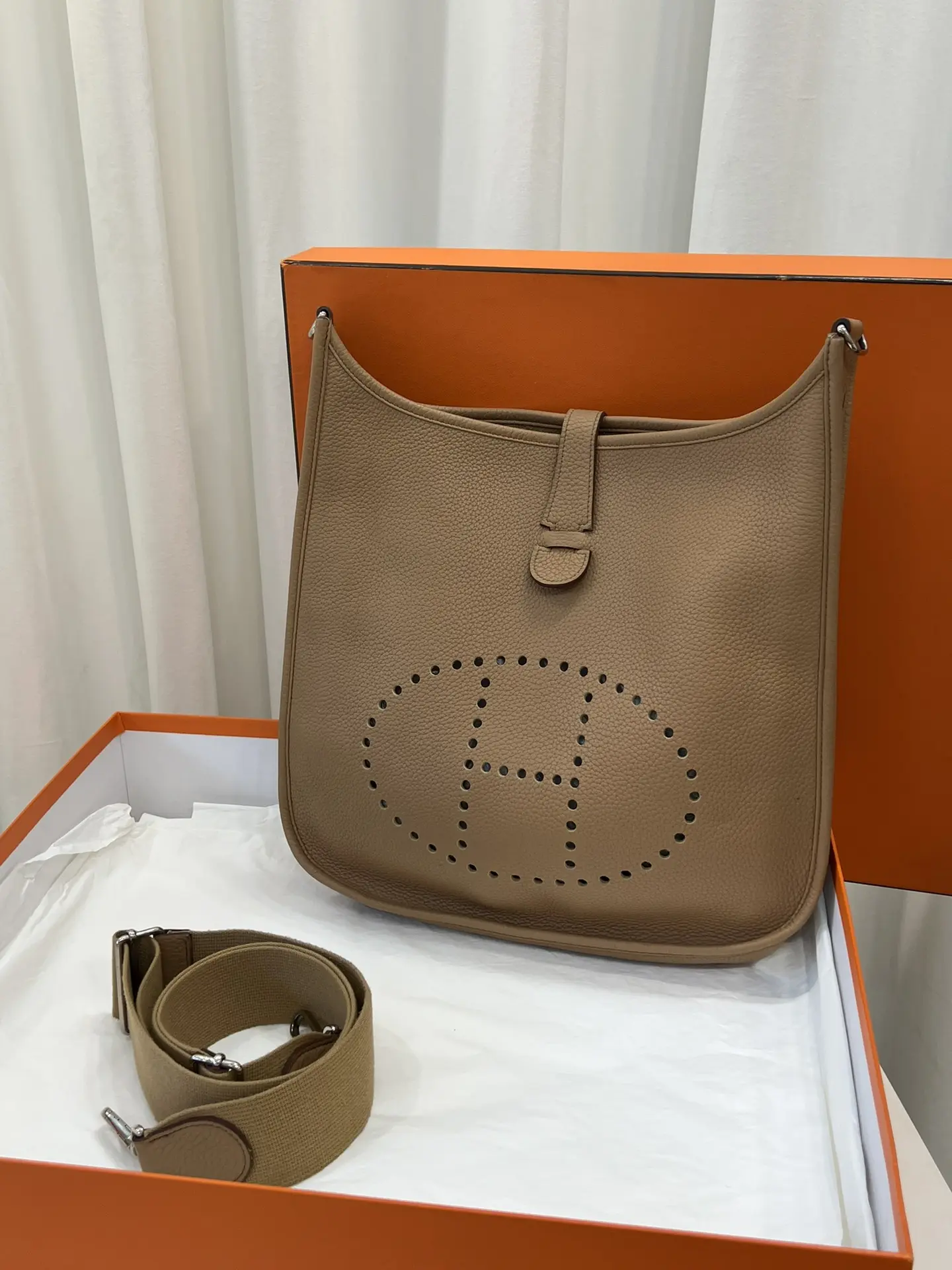 Pre-owned HERMÈS Leather Crossbody Bags Hermes Evelyne TPM Beige de Weimar Clemence Bag Gold Hardware