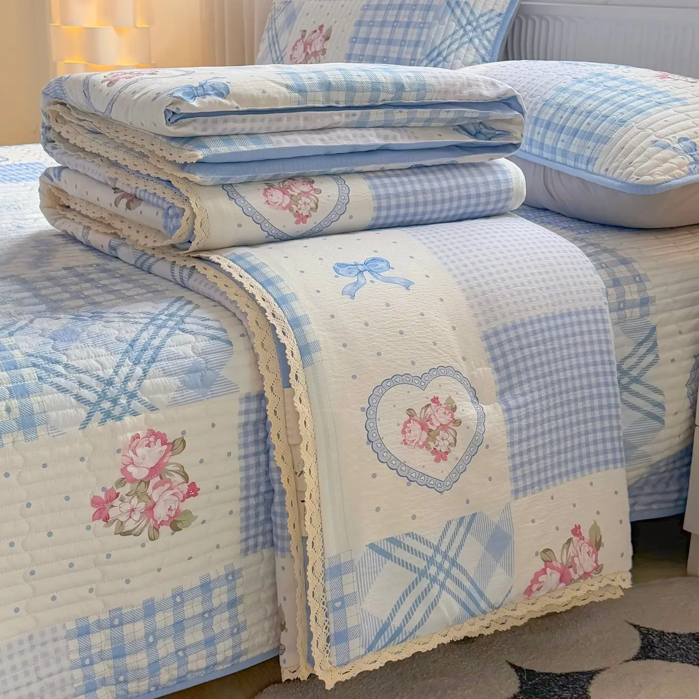 Lace-trimmed blue plaid heart-shaped rose summer quilt, ultra-soft skin-friendly air conditioning quilt and cooling blanket, Soft Lightweight Quilts, Machine washable quilt, suitable for summer bedrooms, offices, living rooms