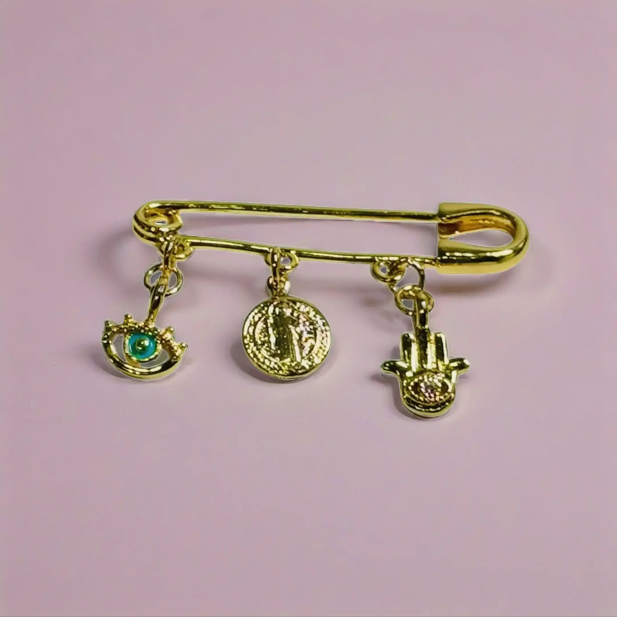 broche de proteccion con Sanbenito, la mano de fatima y un ojo de protexcion Gold Plated Religious