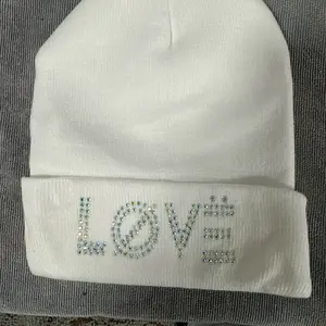 Rhinestone LøVë beanie in white Winter