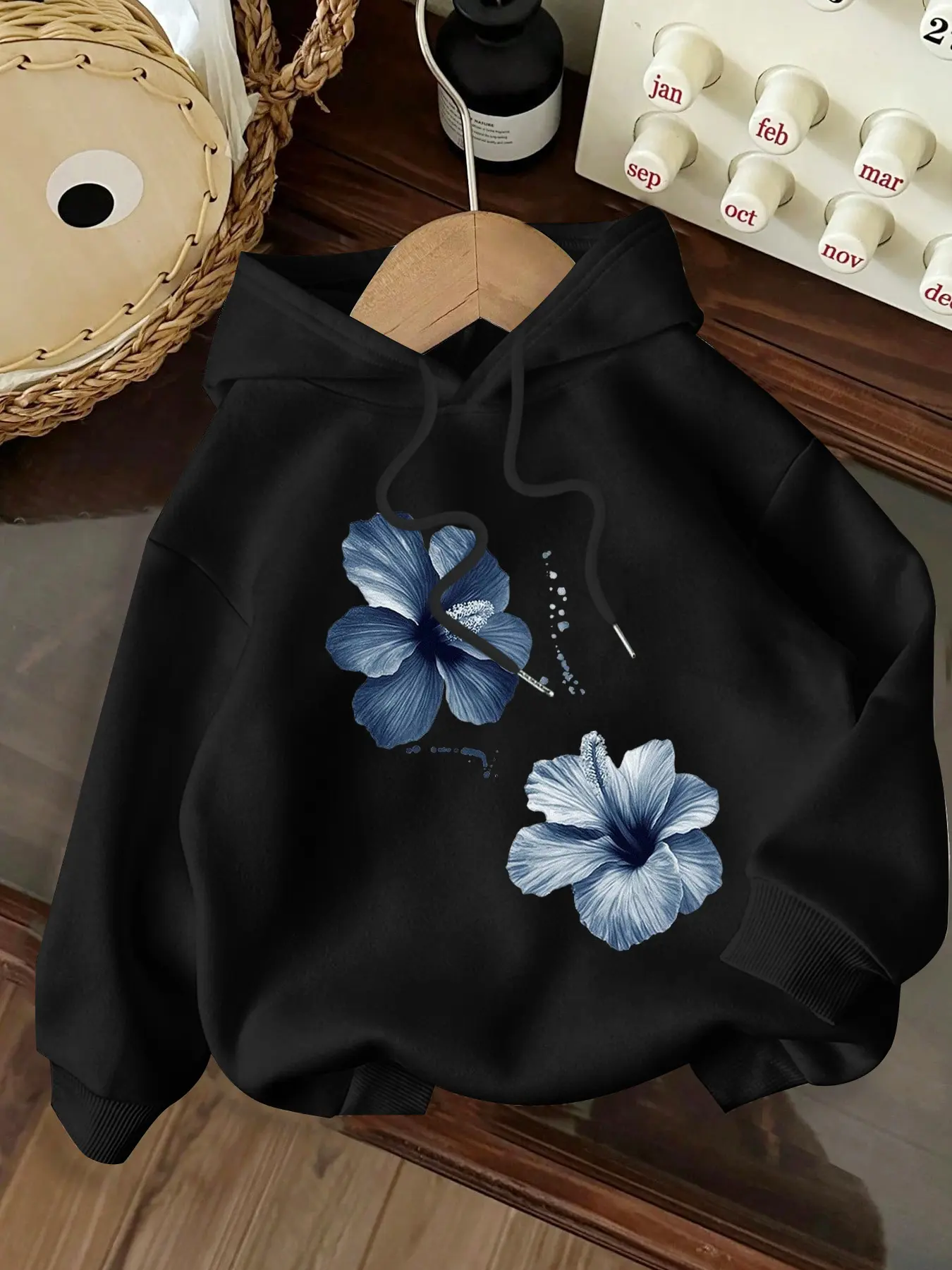 Blue Bellflower Floral Print Adjustable Drawstring Casual Streetwear Hoodie, Black, Casual Long Sleeve Loose Women's Clothing, Comfortable and Fashionable, Easy to Match Any, Must-Have Wardrobe Addition, Tops
