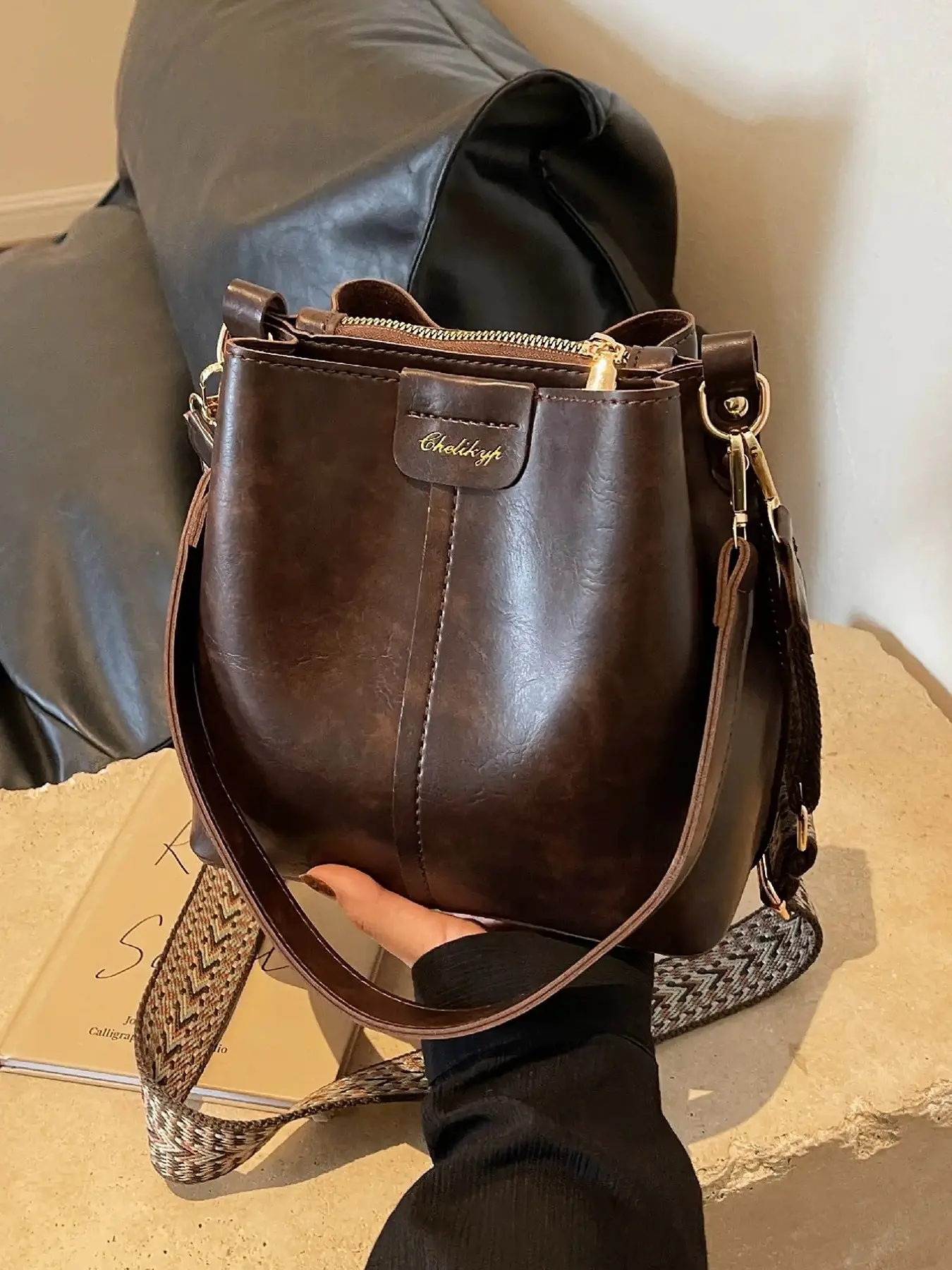 Vintage Large Capacity Bucket Bag, Fashion Casual Shoulder Crossbody Bag, Unisex Handbag for Outdoor Travel Commuting, All Seasons，Autumn and winter crossbody bags, Fashionable Unique Bags