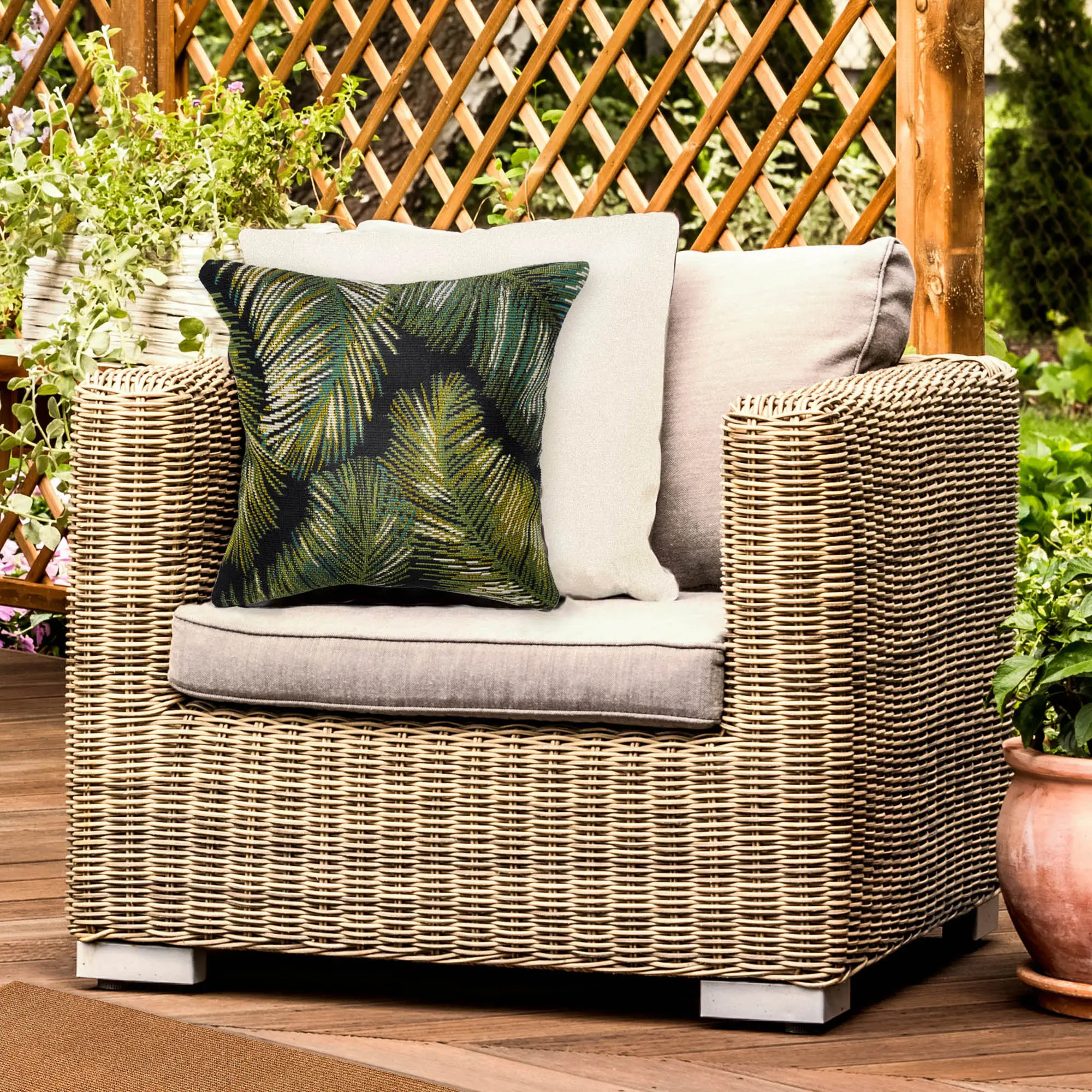 Lush Decor MARINA Creative Decorative Cushion - 75% Polypropylene-25% Polyester, Imported from Egypt, Power Loomed, Easy Care, Transitional Graphic Botanical Beach Palm Border, All-Purpose Colorful Soft Cushions for Porch, Sofa, Patio Furniture