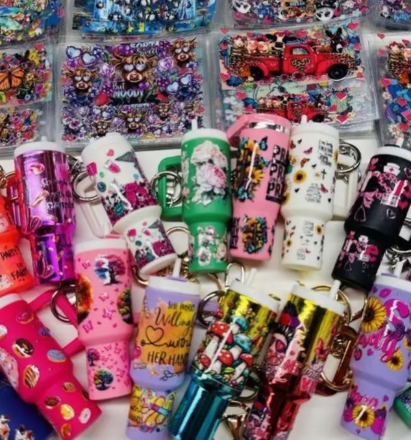 Random 38pcs high-end trendy fashion Mini Tumbler Cup Gradient color Keychains and Stickers--18pcs mini cup Gradient color keychain +20pcs cartoon sticker