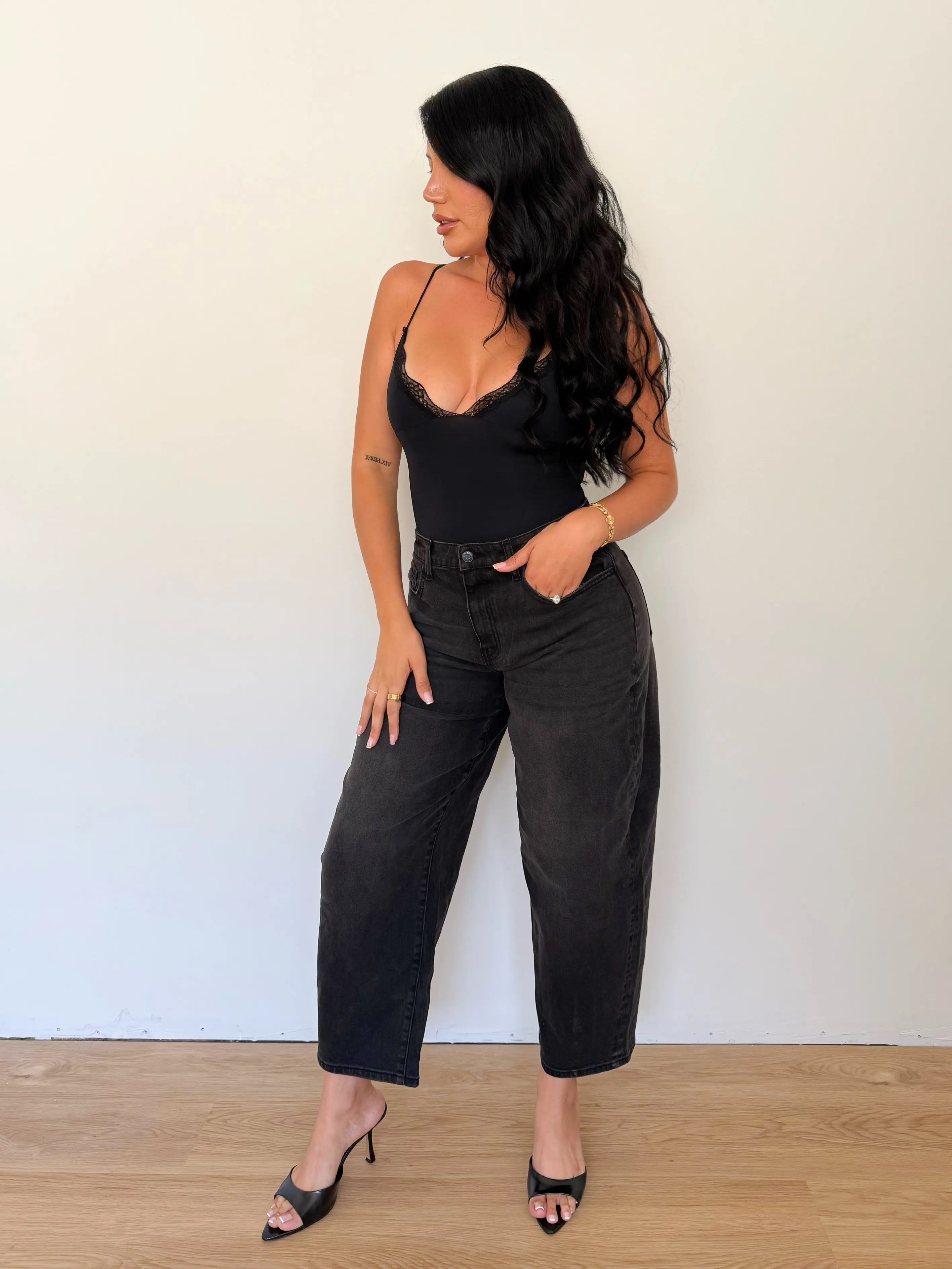 Alina Mid Waisted Barrel Jeans (Black)