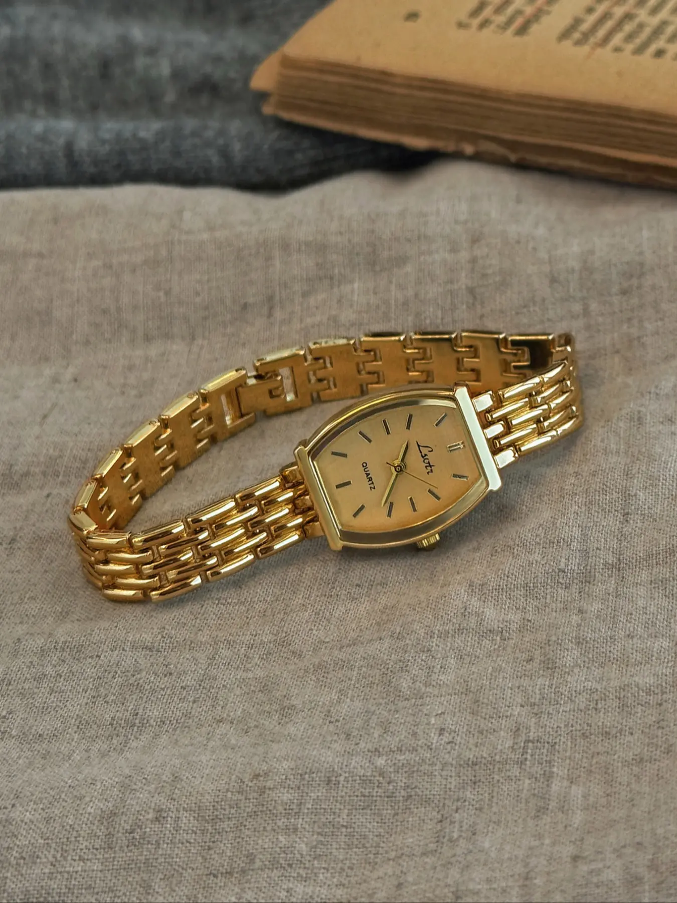 1 retro gold small dial ladies watch, Quartz wristwatch, Fashion quartz watch, stylish, simple and waterproof, small barrel or square shape ladies quartz watch, suitable for daily wear, dinner and other occasions to embellish the wrist