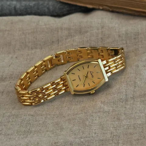 1 retro gold small dial ladies watch, Quartz wristwatch, Fashion quartz watch, stylish, simple and waterproof, small barrel or square shape ladies quartz watch, suitable for daily wear, dinner and other occasions to embellish the wrist