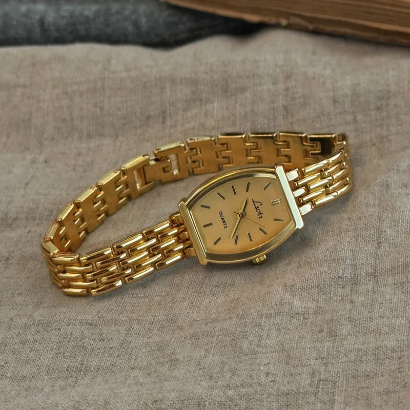 1 retro gold small dial ladies watch, Quartz wristwatch, Fashion quartz watch, stylish, simple and waterproof, small barrel or square shape ladies quartz watch, suitable for daily wear, dinner and other occasions to embellish the wrist