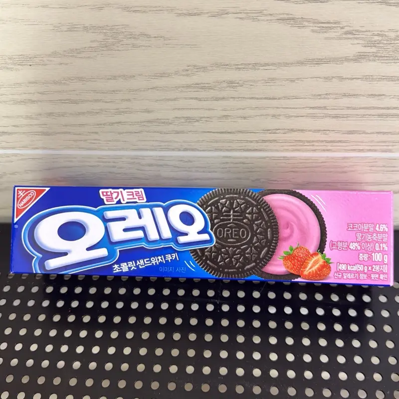 Oreo Strawberry Creme Cookies - Korean Creamy Sandwhich Cookies