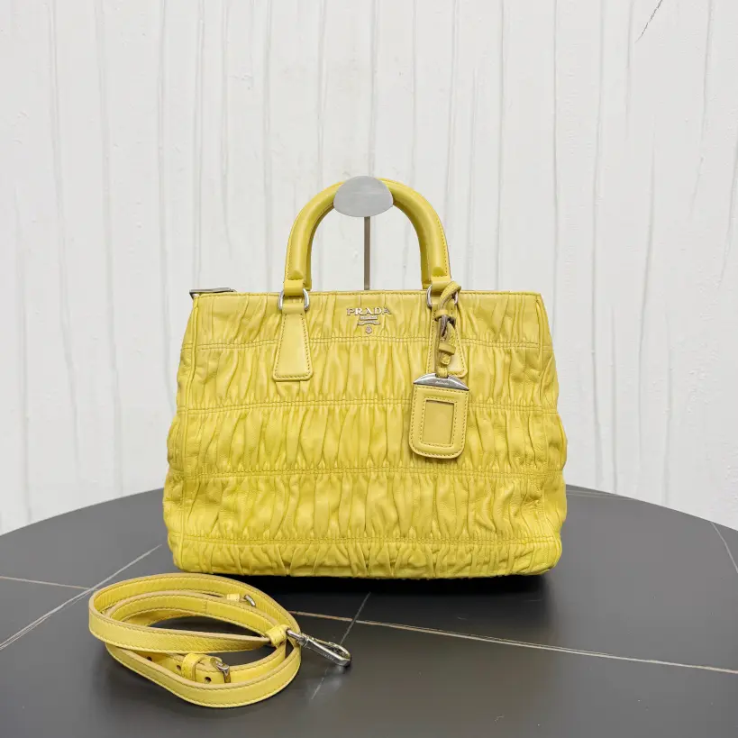 Pre-owned PRADA Leather Shoulder Bags 7.8'' R14359 Shoulder Bag C6849302904 0331 T1 Chloe