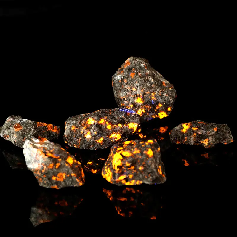 3 Pieces Raw Rough Yooperlite UV Fluorescent Emberlite Glowing Fire Rock Chunks Healing Mineral Rocks Specimens Gifts, 3-5cm size