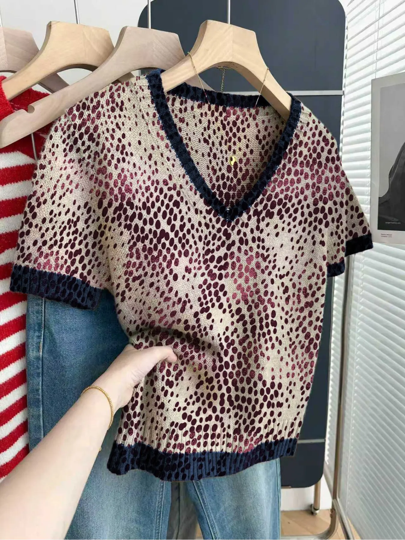 Casual loose V-neck short-sleeve Knitwear Tops with contrast trim and gradient print. Perfect for spring and summer,ideal for women's daily wear. Available in khaki and other styles