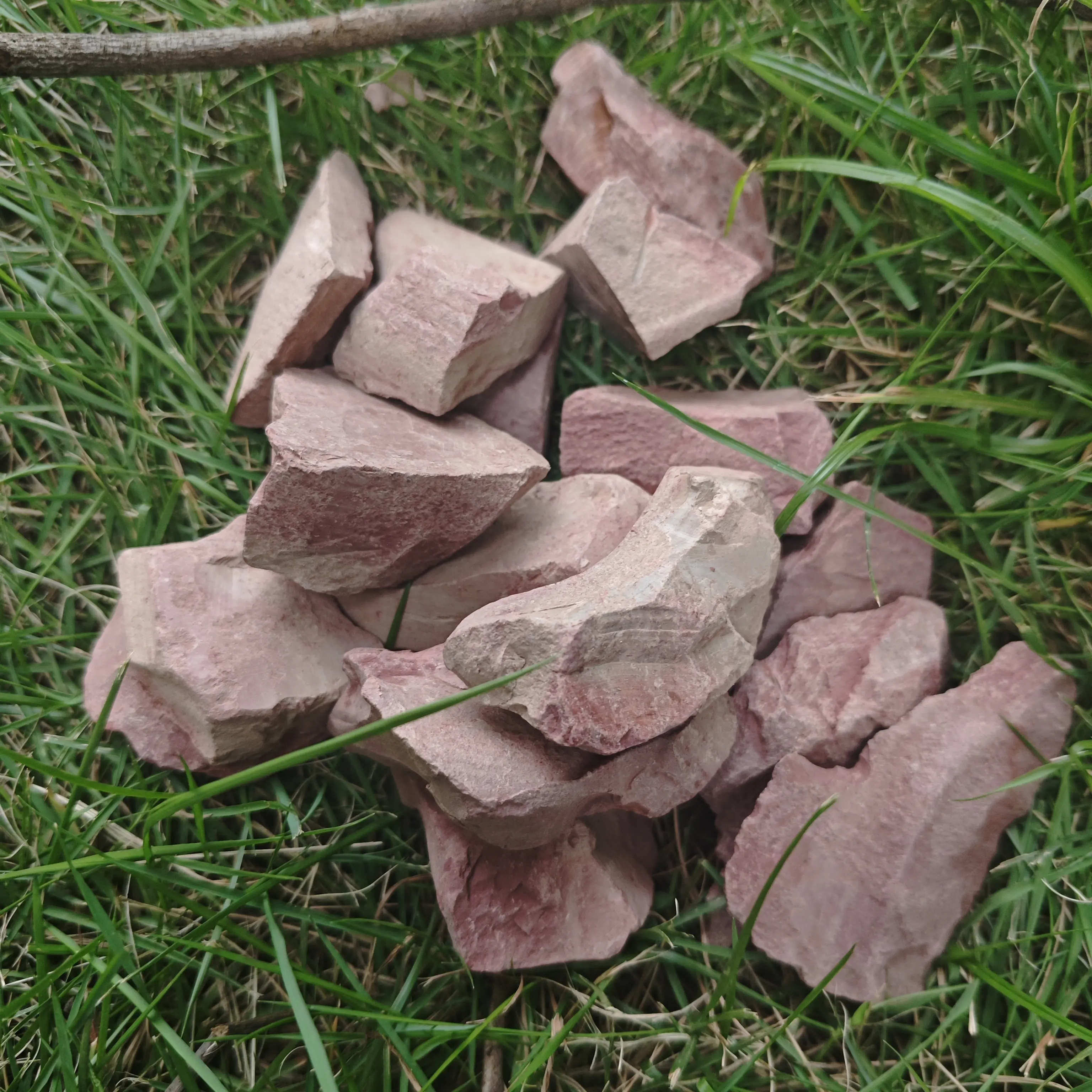 Red Blue Kaolin Clay Chunks 7oz 200g – Unrefined Edible Cosmetic Grade, Natural Earthy Scent, Slightly Sticky When Wet, Ideal for Face Masks, Bath Soak, Soap Making & Pica Cravings