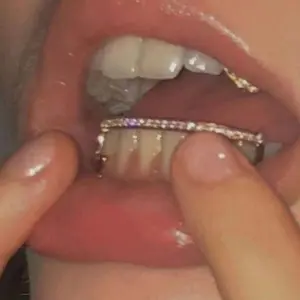 1pc Hip Hop Tiger Tooth Grillz with Sparkling Cubic Synthetic Zirconia - Golden Copper Teeth Jewelry for Music Festivals, Parties & Everyday Glam Oral
