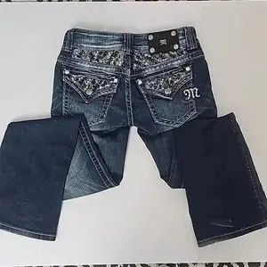 Women's Rhinestone Embellished Flare Jeans, Mid Rise Dark Wash Bootcut Denim Pants, Vintage Western Style Stitched Pocket Trousers with Crystal Bling Detail, Retro Cowgirl Streetwear for Daily Outings, Country Concerts and Casual Events