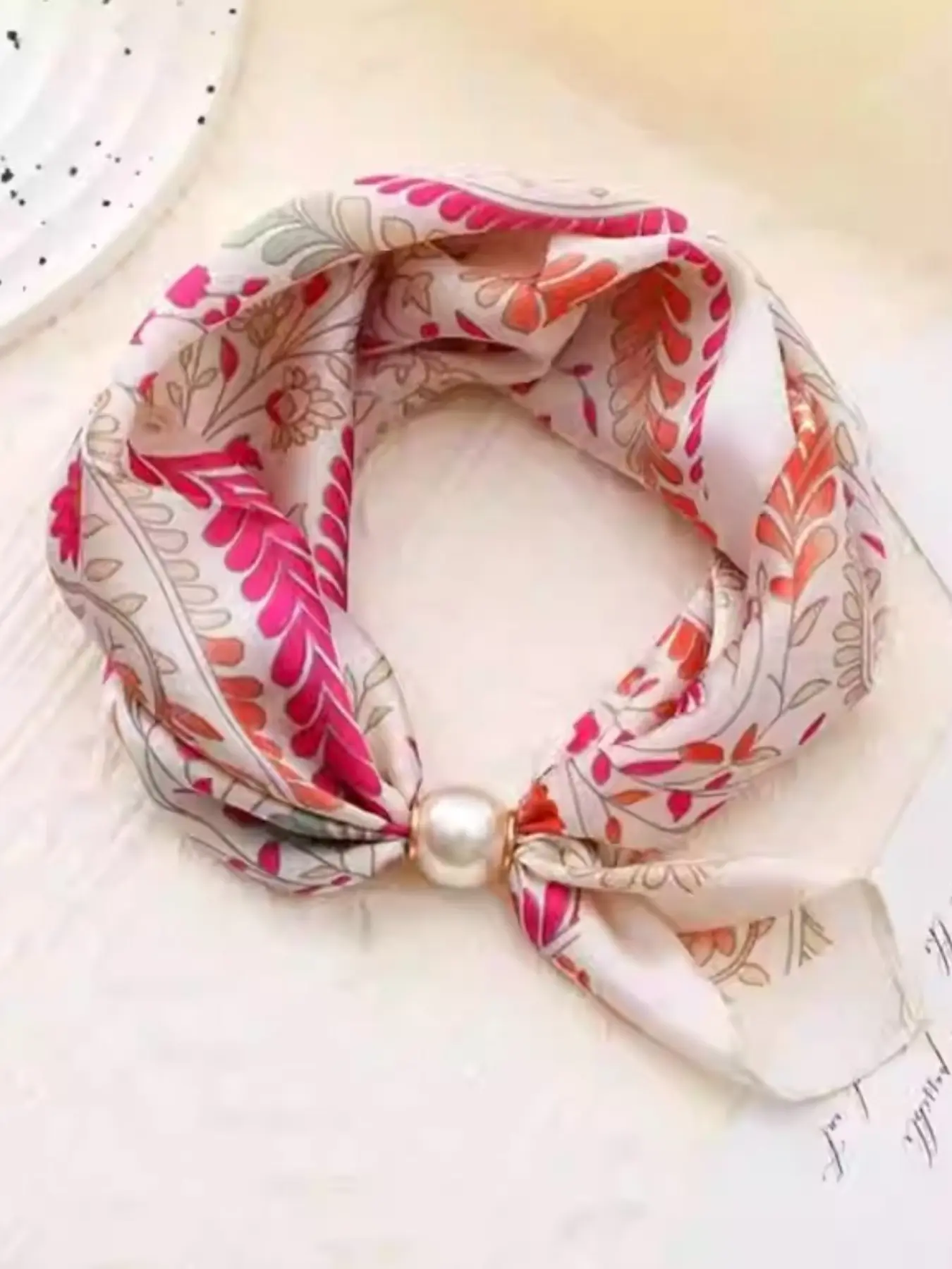 Mother's Day Gift Pearl Magnetic Clasp Necklace Scarf with Ditsy Floral Pendant, Chic Soft Floral Print Scarf, Floral Pattern Shawl for All Seasons, Stylish and Versatile Fashion Accessory