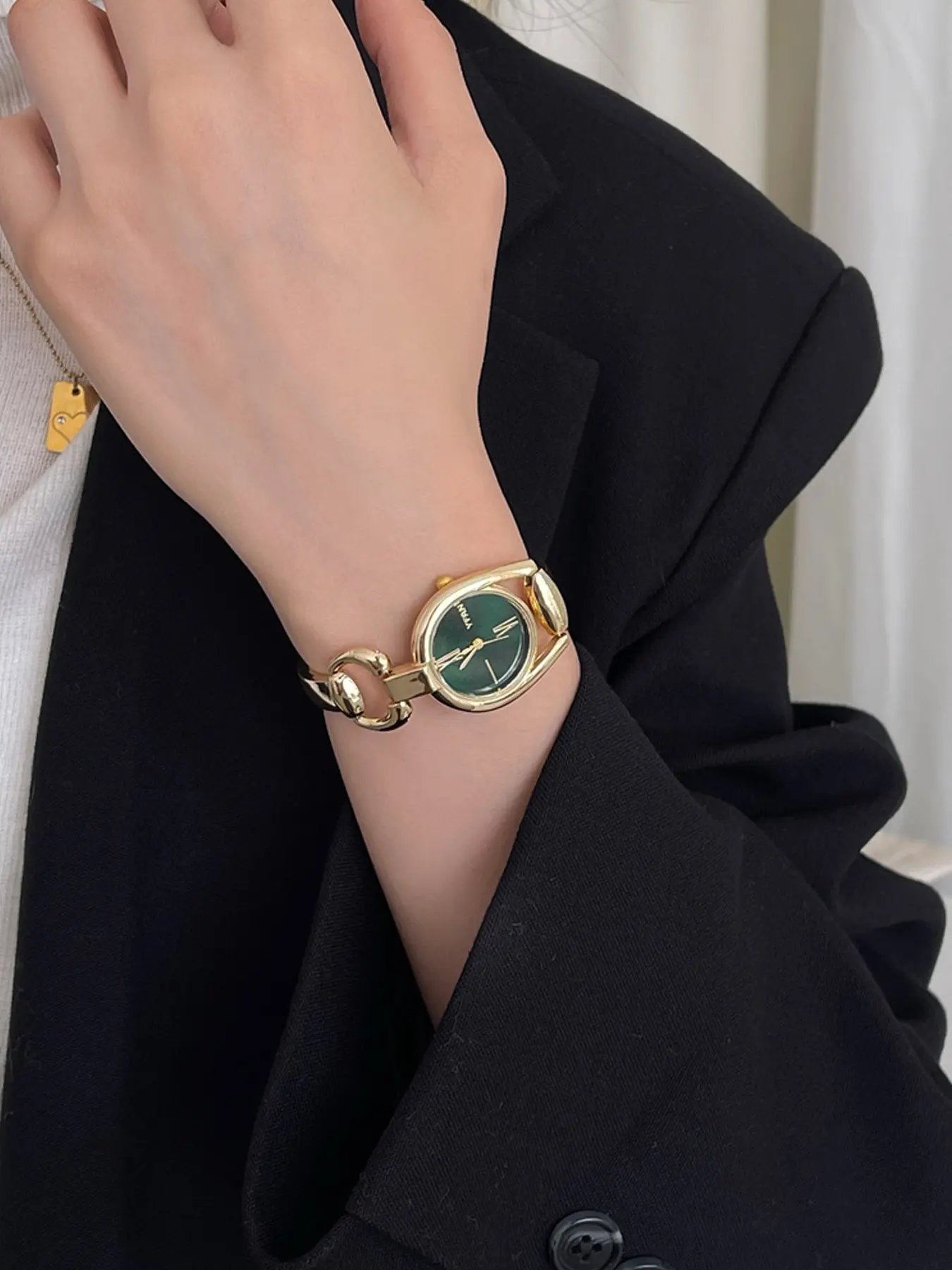 Elegant Small Oval Ladies Watch, Quartz Wristwatch, Fashionable Analog Watch, Stylish and Compact Design, Perfect for Daily Dates or Casual Outings, Ideal Gift for Women, Fashionable Watches