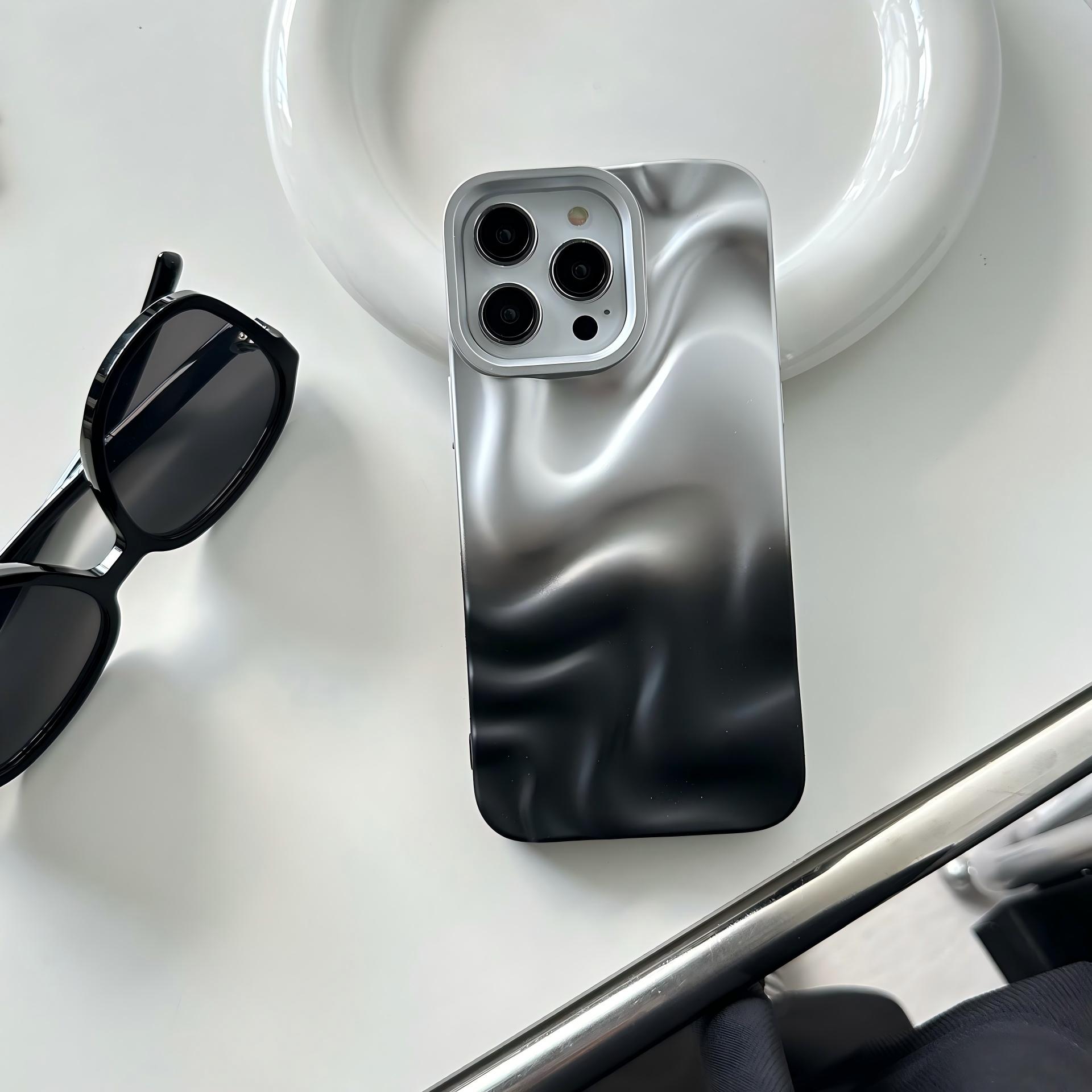（Case & Nova.） Sleek minimalist black–silver gradient 3D wave phone case for iPhone 17 Pro Max, 16 Plus, 15, 14, 13, 12, 11 models; vintage luxury aesthetic design junk