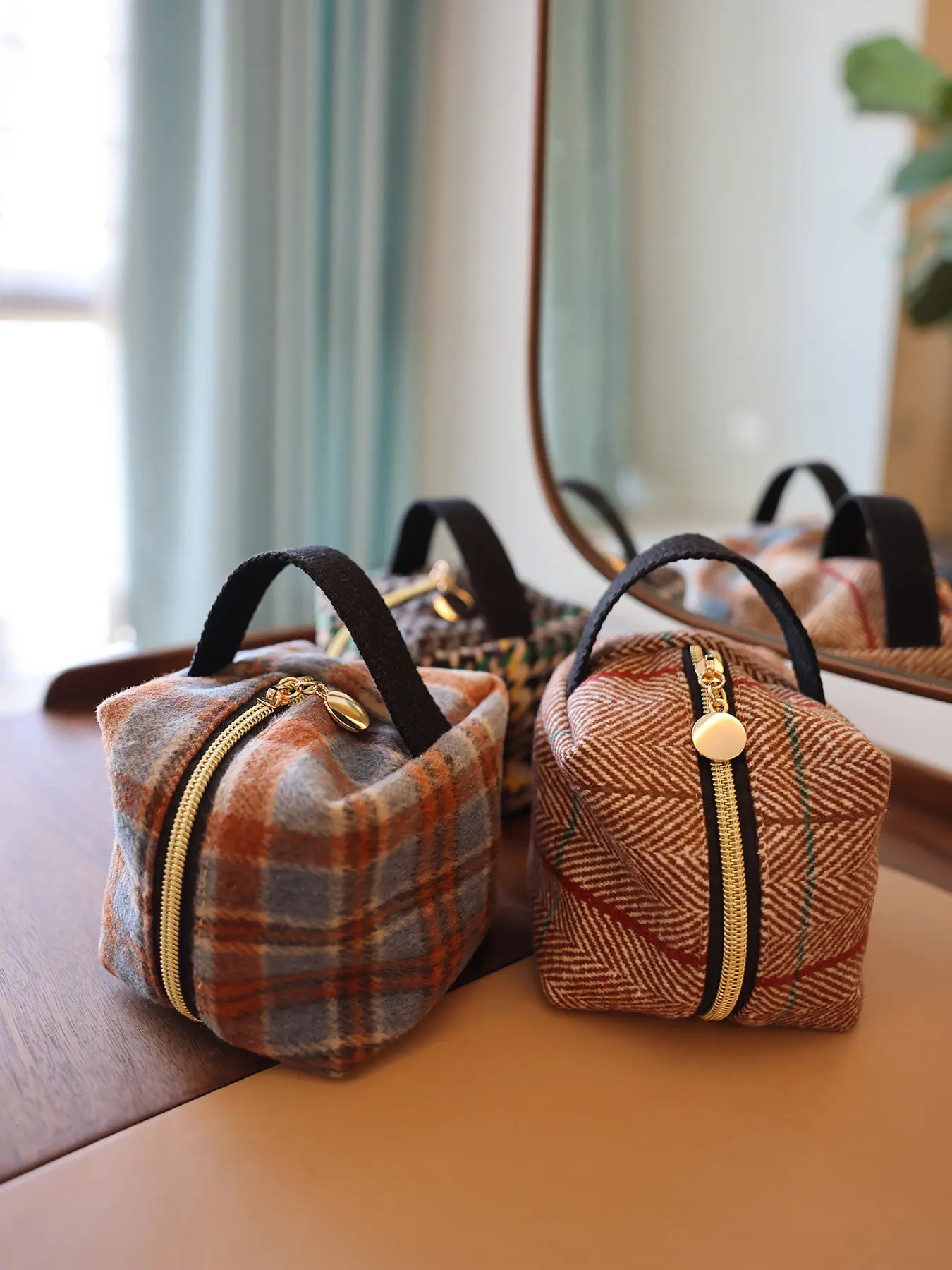 Geometric Cube Bag Handbag Creative Wave Plaid Small Square Storage Bag Makeup Bag Cosmetic Bags Handheld Cosmetic Pouch with Metal Zipper Interior Liner Cosmetics Bag
